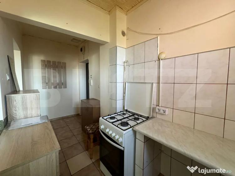 Apartament cu 3 camere semidecomandat în Central
