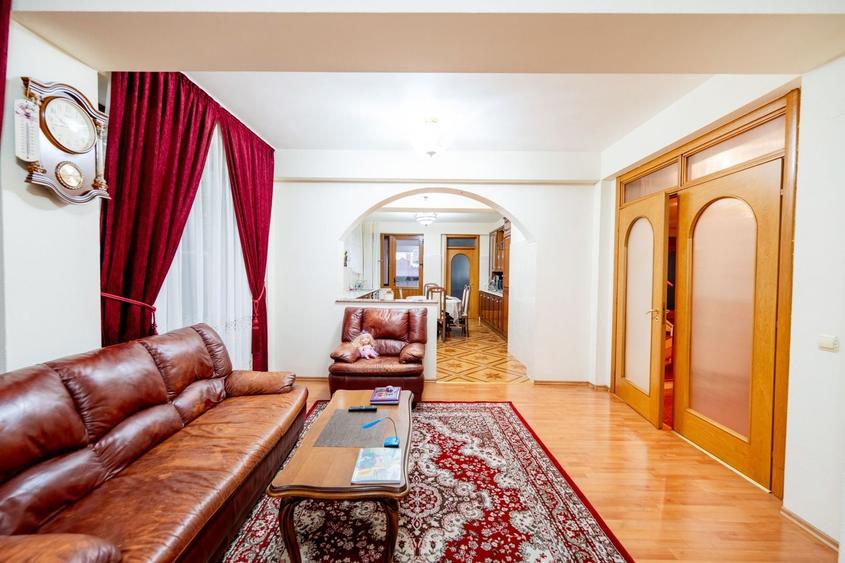 Casă individuală cu 20 camere cu Piscina în Ultracentral