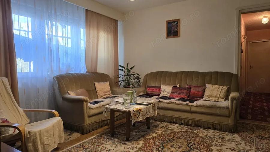 Apartament cu 4 camere semidecomandat în Gojdu