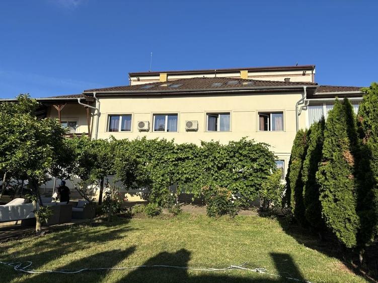 Casă cu 4 camere decomandat în Între Lacuri