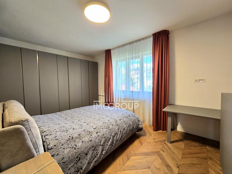 Apartament cu 4 camere semidecomandat, mobilat în Central