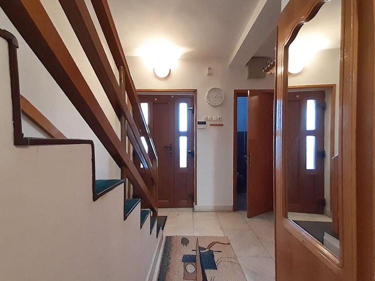 Casă individuală cu 5 camere decomandat cu Canalizare în Brașovul Vechi