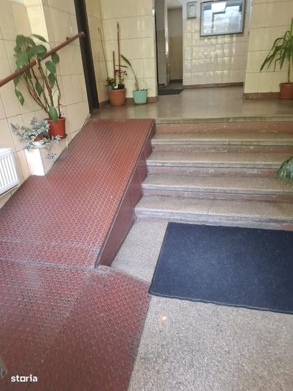 Apartament cu 3 camere semidecomandat în Central