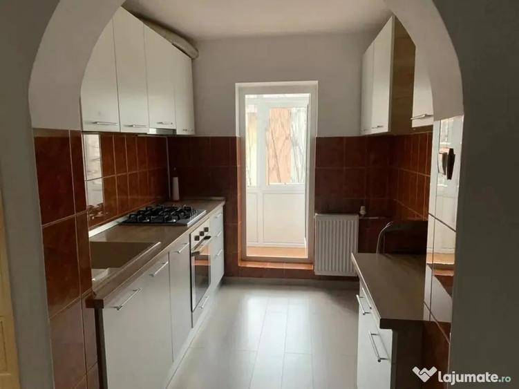 Apartament cu 3 camere decomandat în Republicii