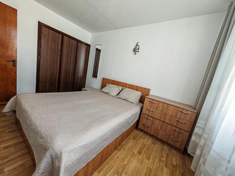 Apartament cu 3 camere semidecomandat în Colentina
