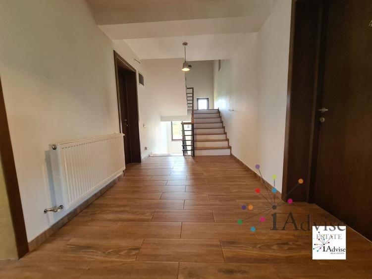 Casă individuală cu 12 camere cu Canalizare în Fundata