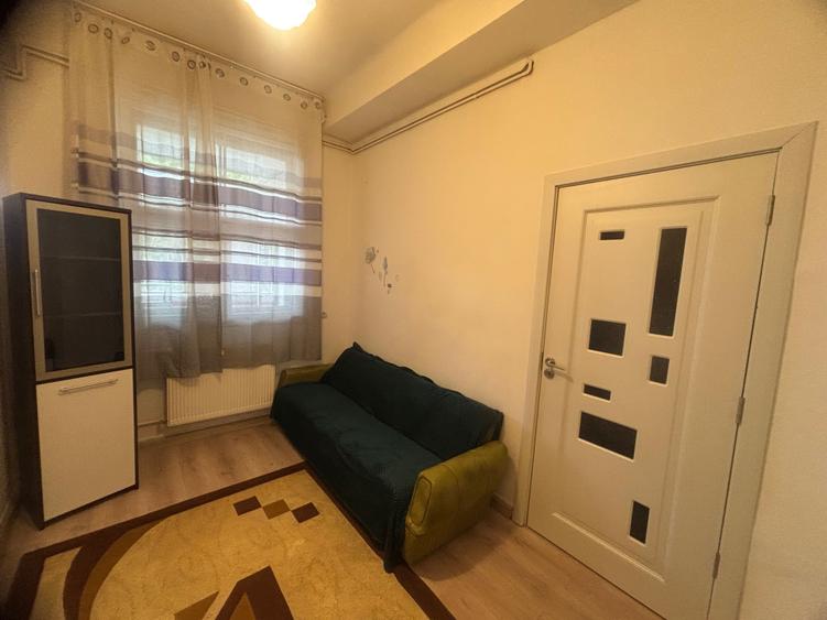 Apartament cu 3 camere semidecomandat în Central