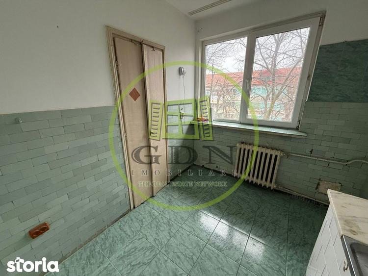 Apartament cu 3 camere semidecomandat în Rovine