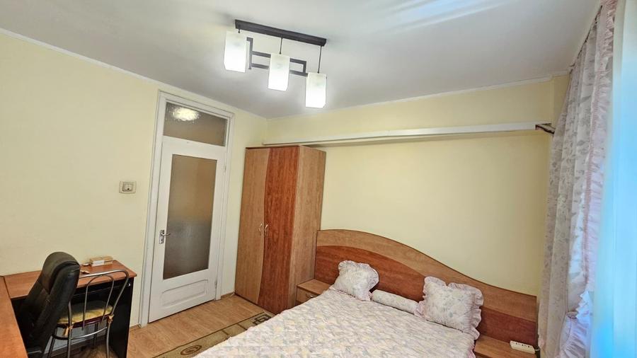 Apartament cu 3 camere decomandat în