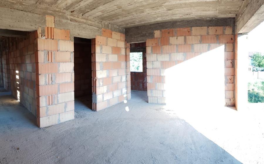 Casă cu 4 camere cu Teren 1384 Mp în Buda