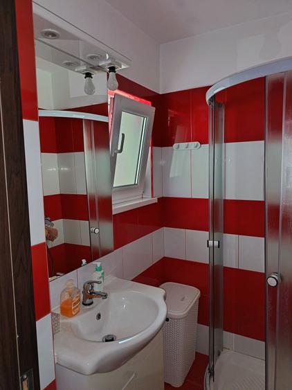 Apartament cu 3 camere semidecomandat în Sud
