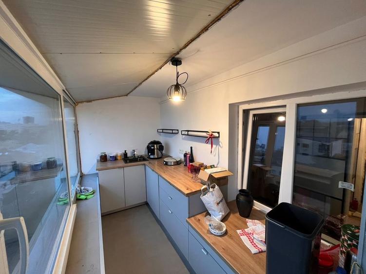 Apartament cu 3 camere semidecomandat, mobilat în Victoriei