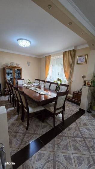 Casă cu 5 camere cu Teren 1300 Mp în Central