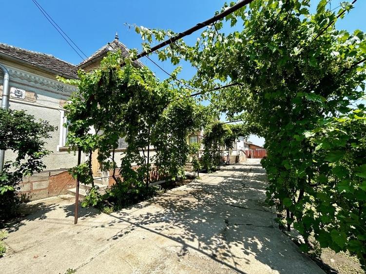 Casă cu 4 camere în Ciupercenii Vechi