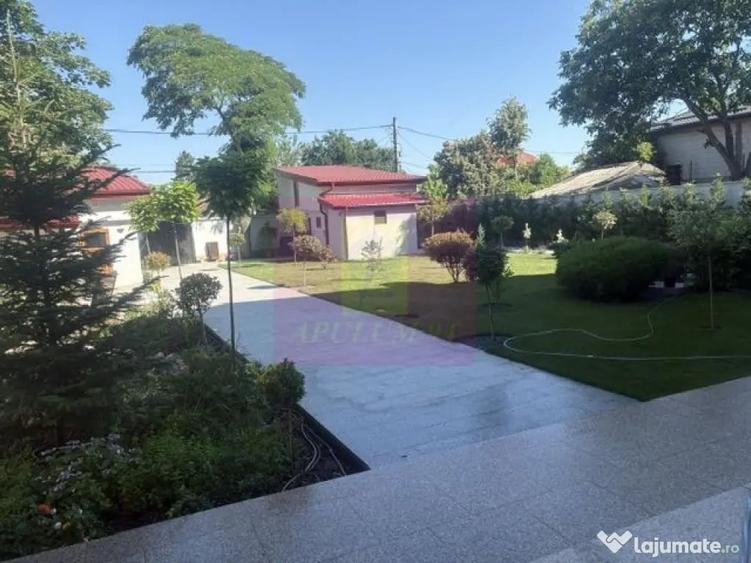 Casă cu 10 camere cu Teren 1700 Mp în Sud
