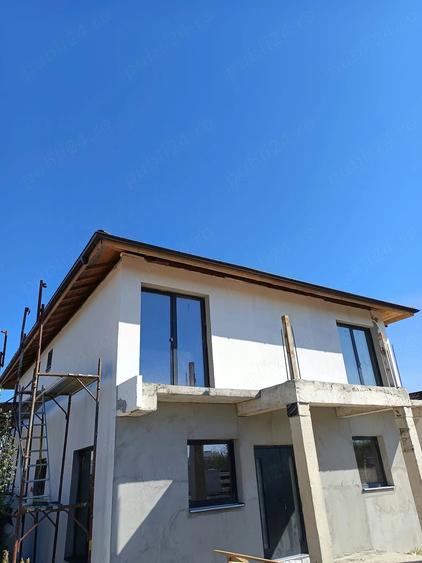 Casă cu 5 camere cu Teren 440 Mp în 1 Decembrie