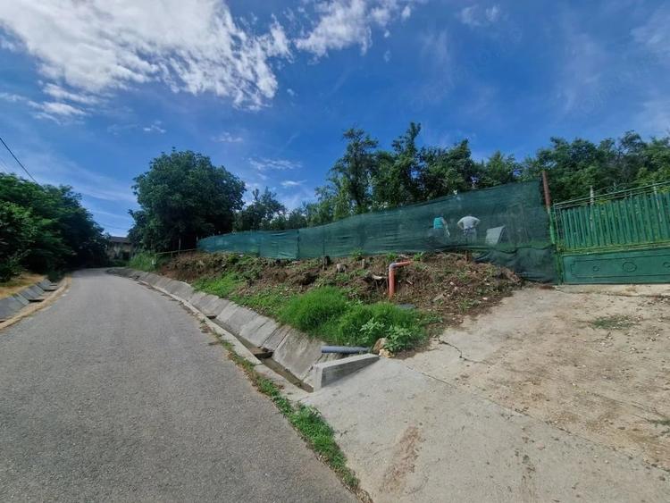 Teren de 1400 mp, în Albota