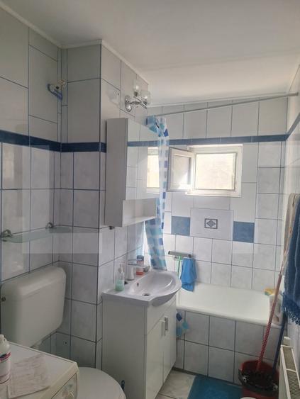Apartament cu 3 camere semidecomandat, mobilat în Lugoj