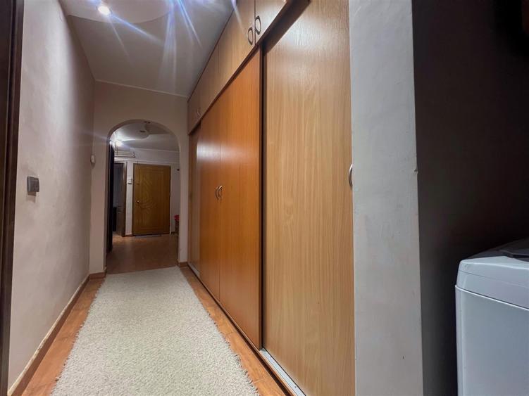 Apartament cu 3 camere decomandat, mobilat în Nicolina