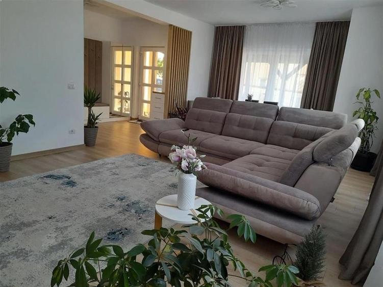 Casă individuală cu 4 camere cu Garaj în Moara Nica