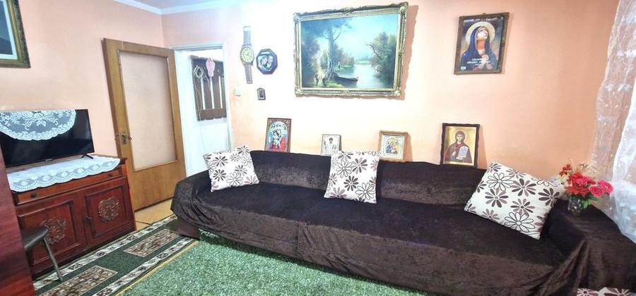 Apartament cu 3 camere semidecomandat în Km 4