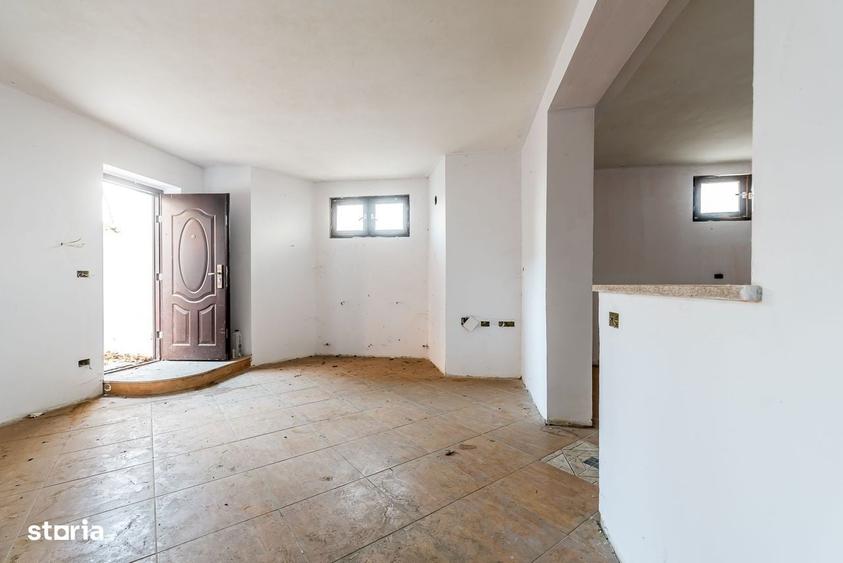 Casă cu 4 camere în Zimandu Nou