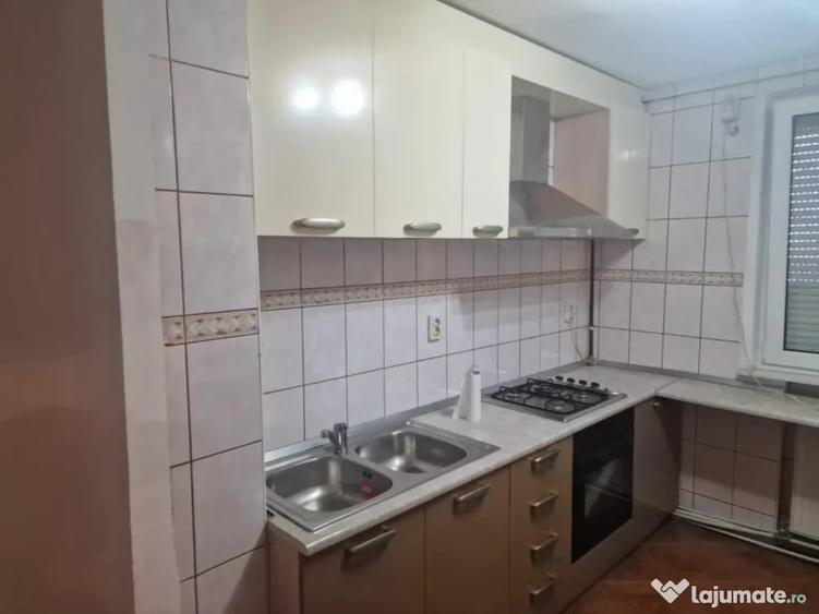 Apartament cu 3 camere decomandat în Mărăței