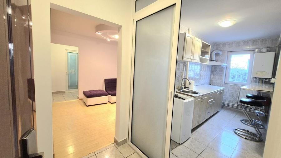 Apartament cu 3 camere semidecomandat în Hipodrom