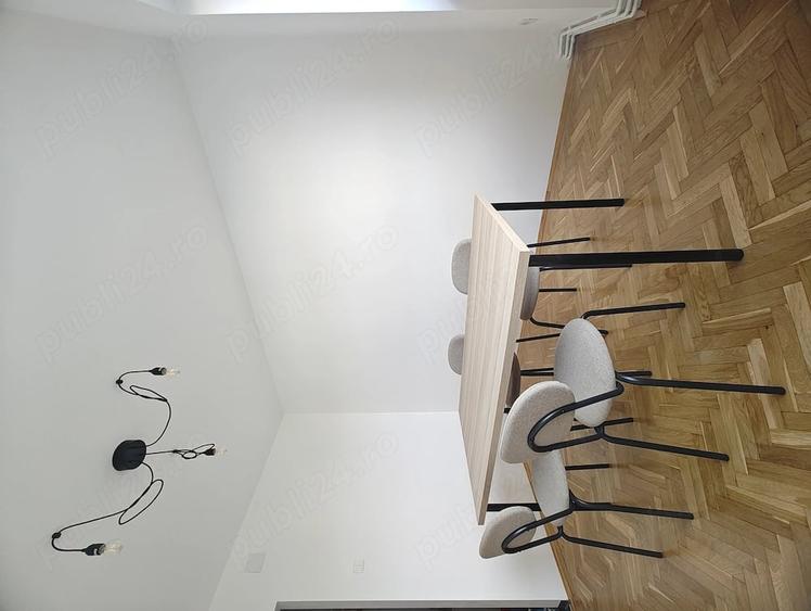 Apartament cu 4 camere semidecomandat în P-ța Victoriei