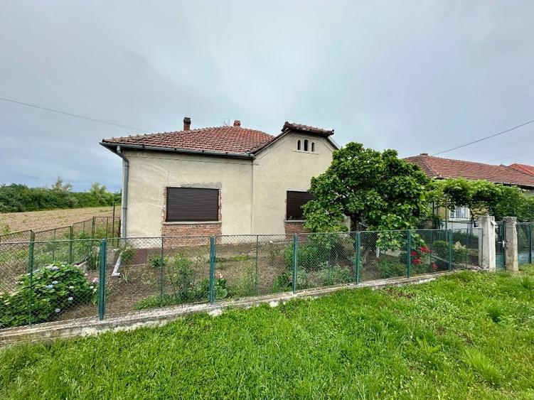 Casă individuală cu 4 camere cu Garaj în Gavojdia