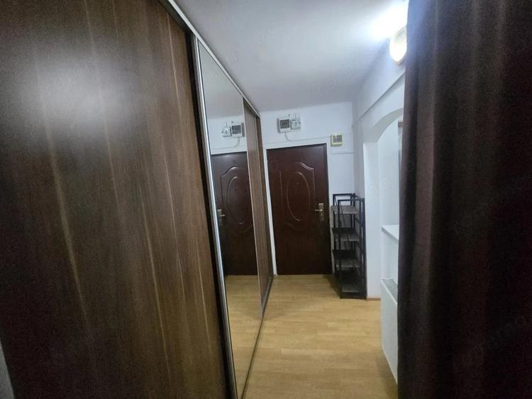 Apartament cu 3 camere semidecomandat în Negru Vodă