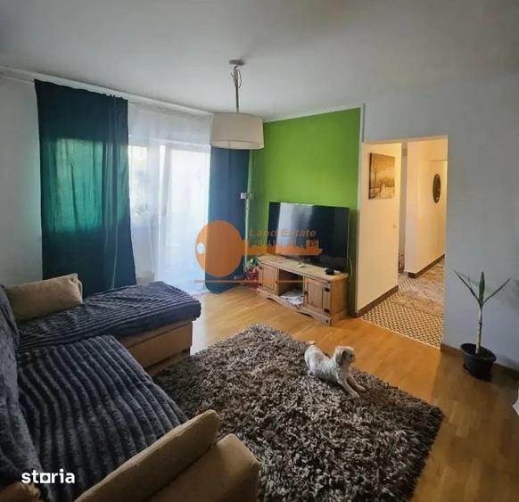 Apartament cu 4 camere semidecomandat în Tei
