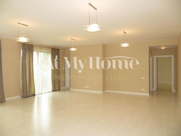 Apartament cu 4 camere decomandat, mobilat în Capitale
