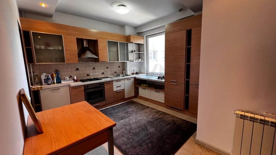 Apartament cu 3 camere decomandat, mobilat în Primăverii