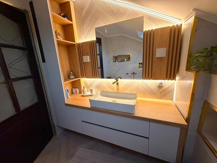 Apartament cu 4 camere semidecomandat, mobilat în Bucium