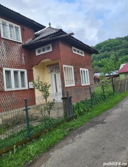 Casă cu 4 camere cu Teren 10 Mp în Moisei
