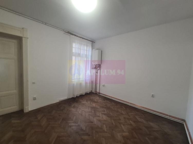 Casă individuală cu 3 camere cu Canalizare în Central