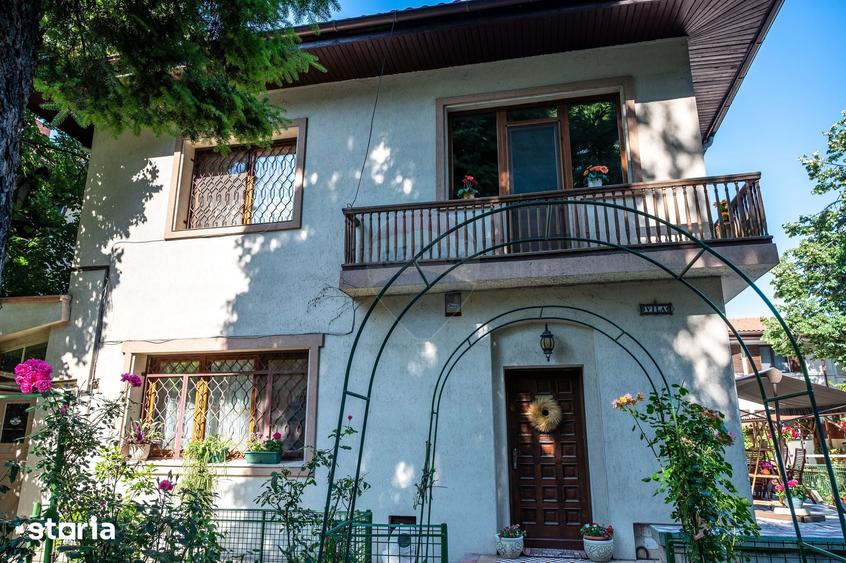 Casă cu 8 camere cu Teren 524 Mp în Aviatorilor