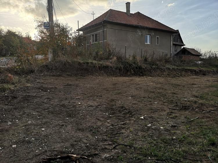 Teren de 2200 mp, în Deușu