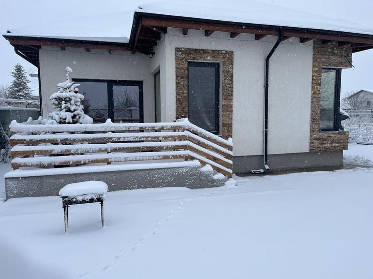 Casă cu 4 camere în Tunari