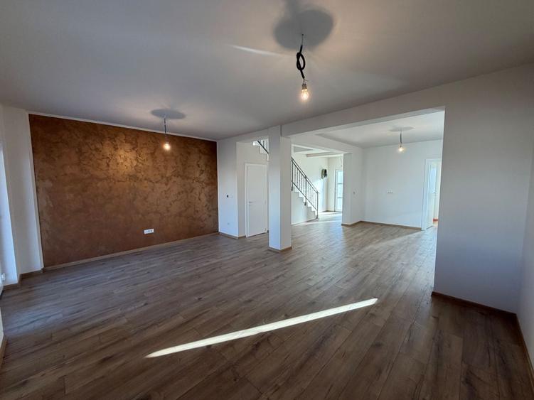 Duplex cu 4 camere cu Teren 300 Mp în Moșnița Nouă