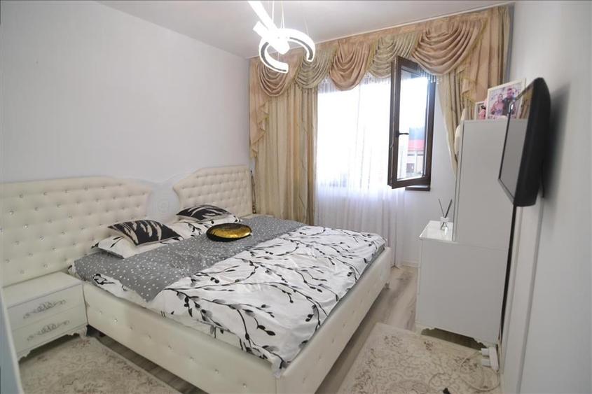 Apartament cu 3 camere decomandat în Noua