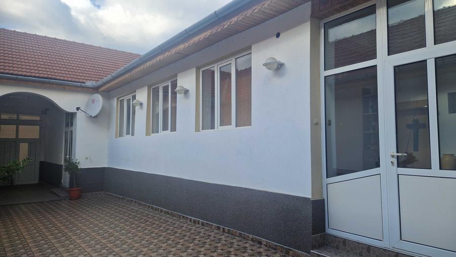 Casa complet renovata, gradina si curte mare . - 1