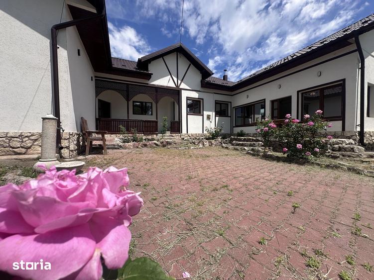 Casă cu 6 camere cu Teren 1532 Mp în Gura Vadului
