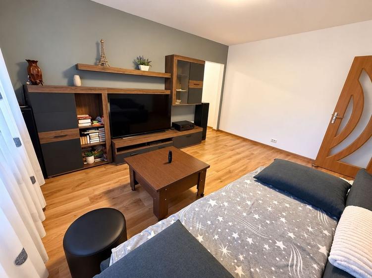 Apartament cu 3 camere semidecomandat în Complex Studențesc