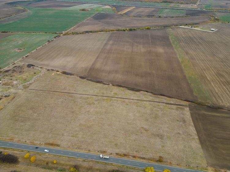 Teren agricol extravilan de 22500 mp, în Est