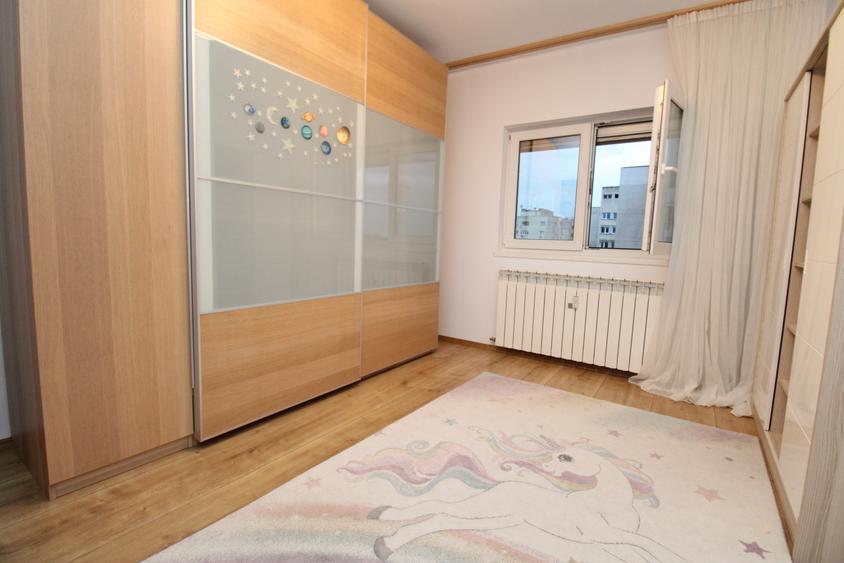 Apartament cu 3 camere decomandat în Drumul Taberei