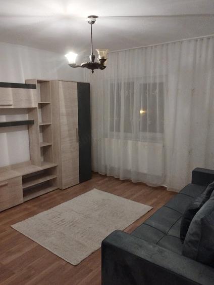 Garsonieră decomandată în Rogerius