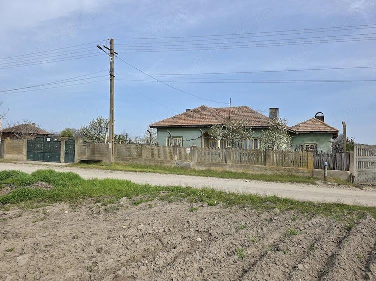 Casă cu 3 camere cu Teren 3600 Mp în Celaru