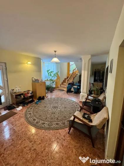 Casă cu 5 camere cu Teren 1310 Mp în Central